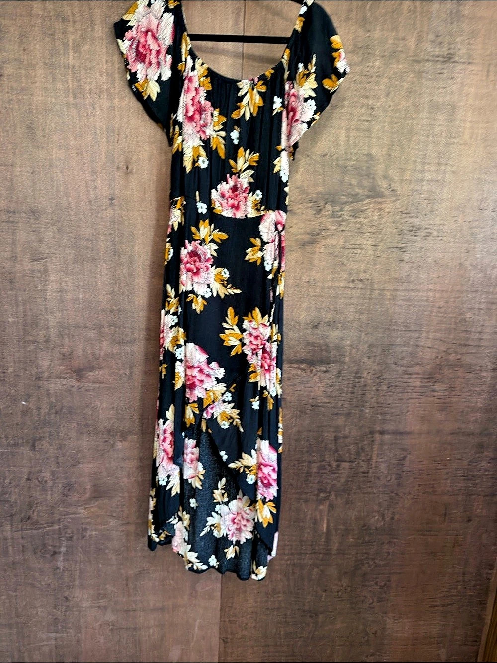 Floral Maxi Dress in Black & Pink Size Medium Like New